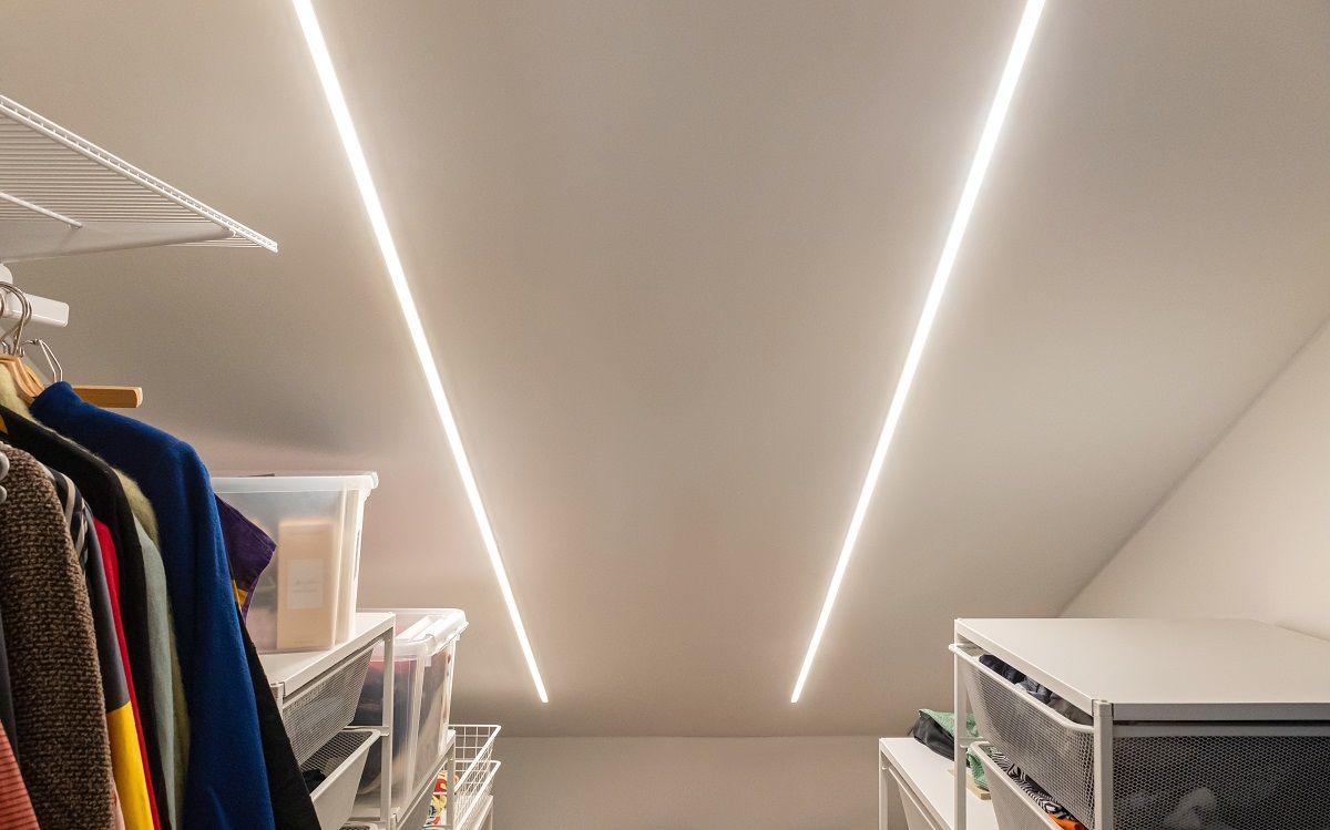 The steep ceiling of the wardrobe has been used for LED lighting. The LED strip in the flush-mounted profile blends in well with the sloping surface.